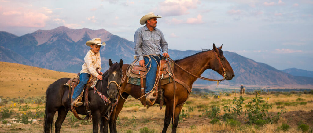 Cavaleiro country em rodeio, simbolizando a cultura e tradições do Oeste.