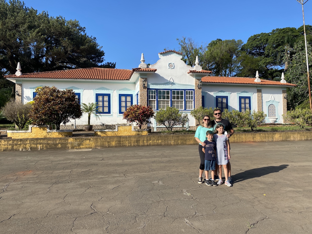 Visitantes degustando café em uma fazenda histórica na zona rural