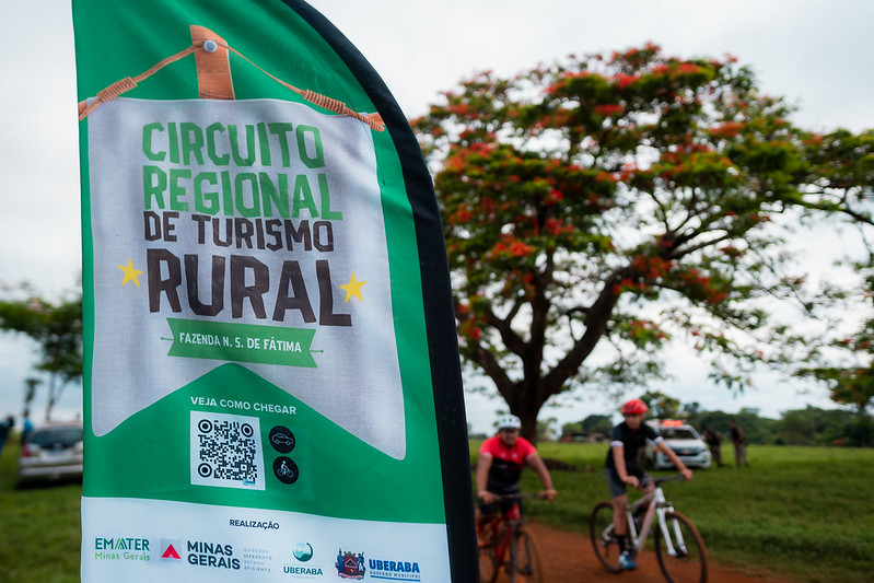 Uma fazenda típica com pastagens verdes e gado pastando sob um céu azul, ideal para turismo rural.