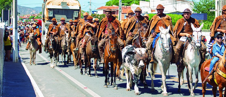 Cultura sertaneja e ruralismo, mostrando a interação entre tradições e modernidade no contexto country.