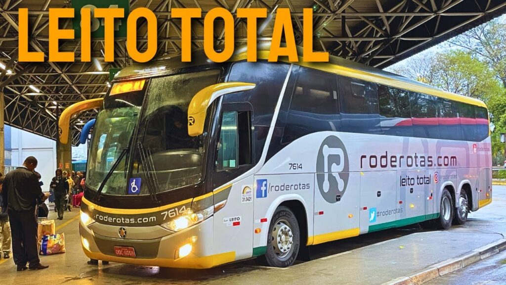 Peão em ação durante um rodeio, mostrando coragem e habilidade.