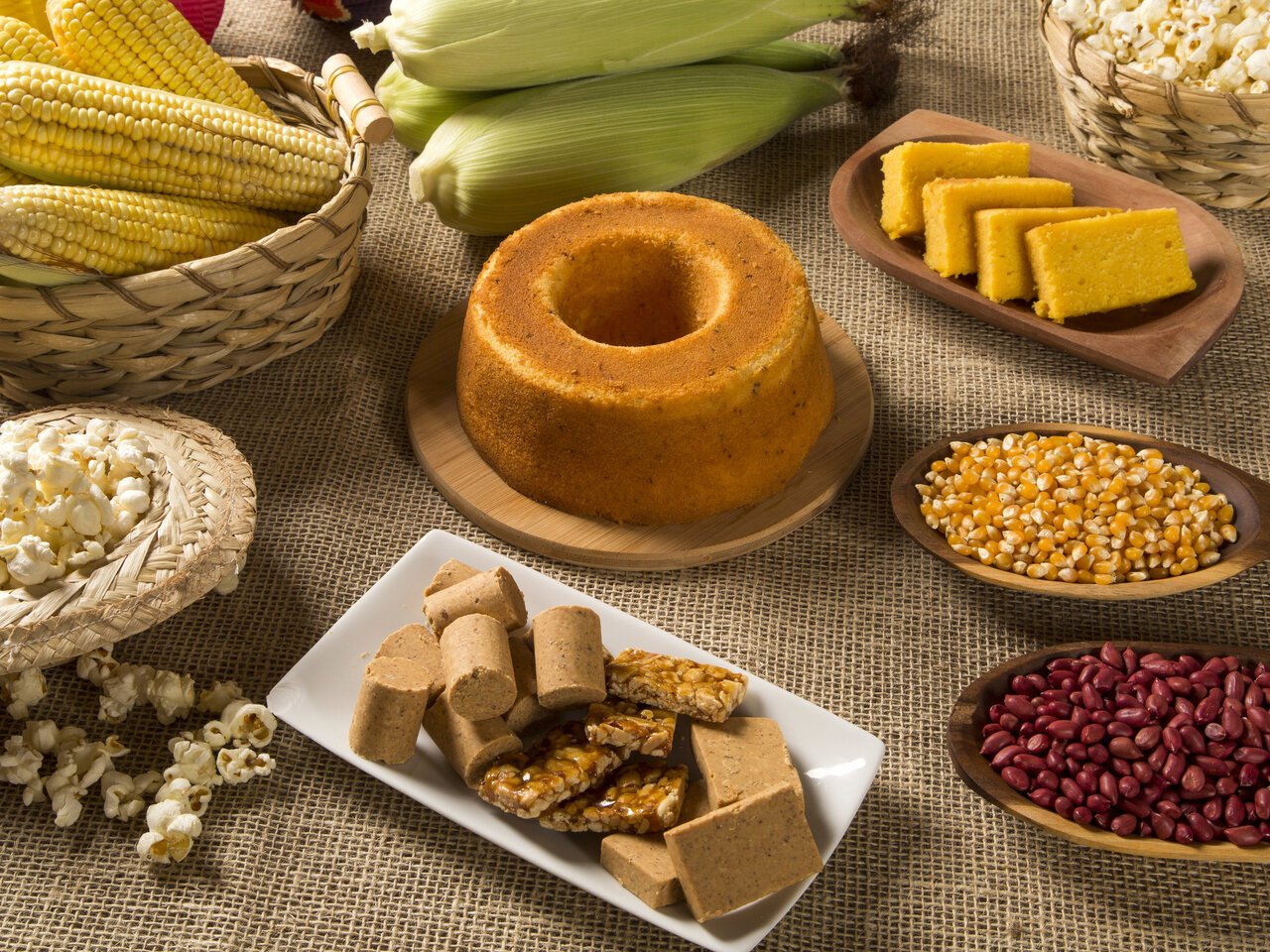 Deliciosas comidas típicas de Festa Junina em mesa decorada com motivos country