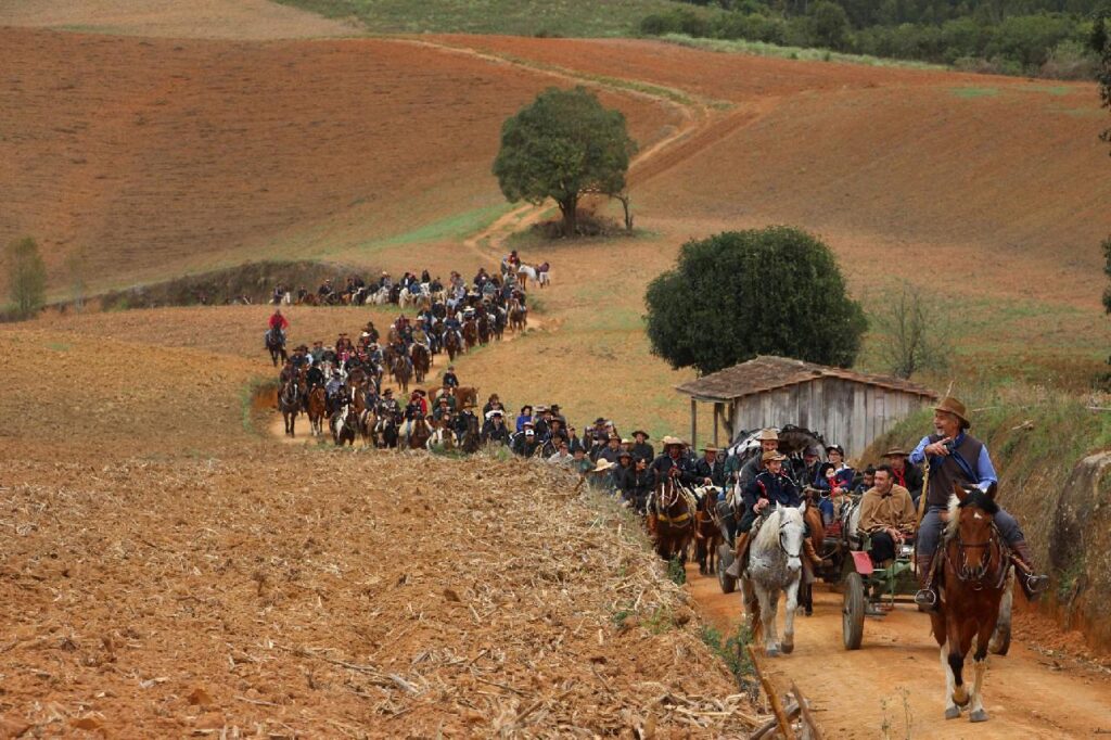 Cavaleiros participando da Cavalgada da Festa do Produtor Rural em Piên