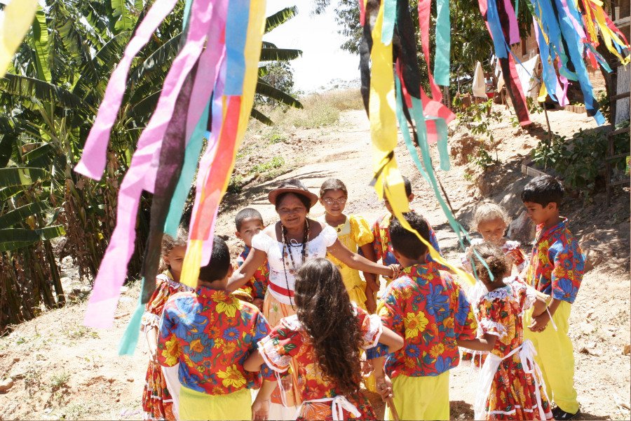 Celebrando as tradições rurais e a cultura country com música e festa no campo.