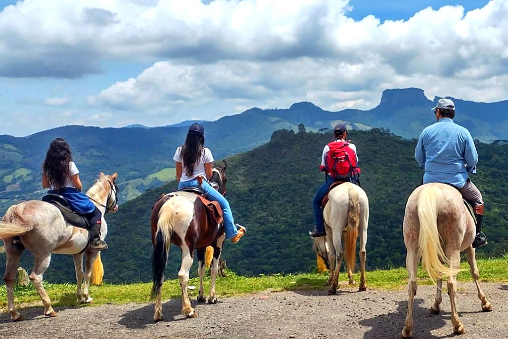 Cavalgada em um cenário rural com paisagens naturais.