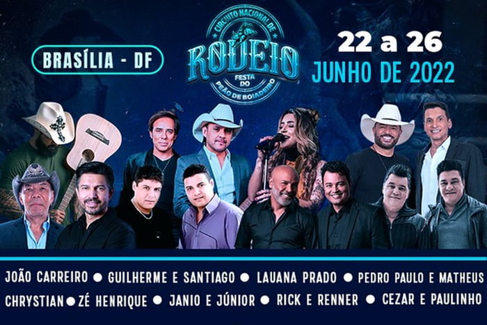 Um rodeio animado com competidores montados em cavalos, enquanto o público comemora ao fundo.