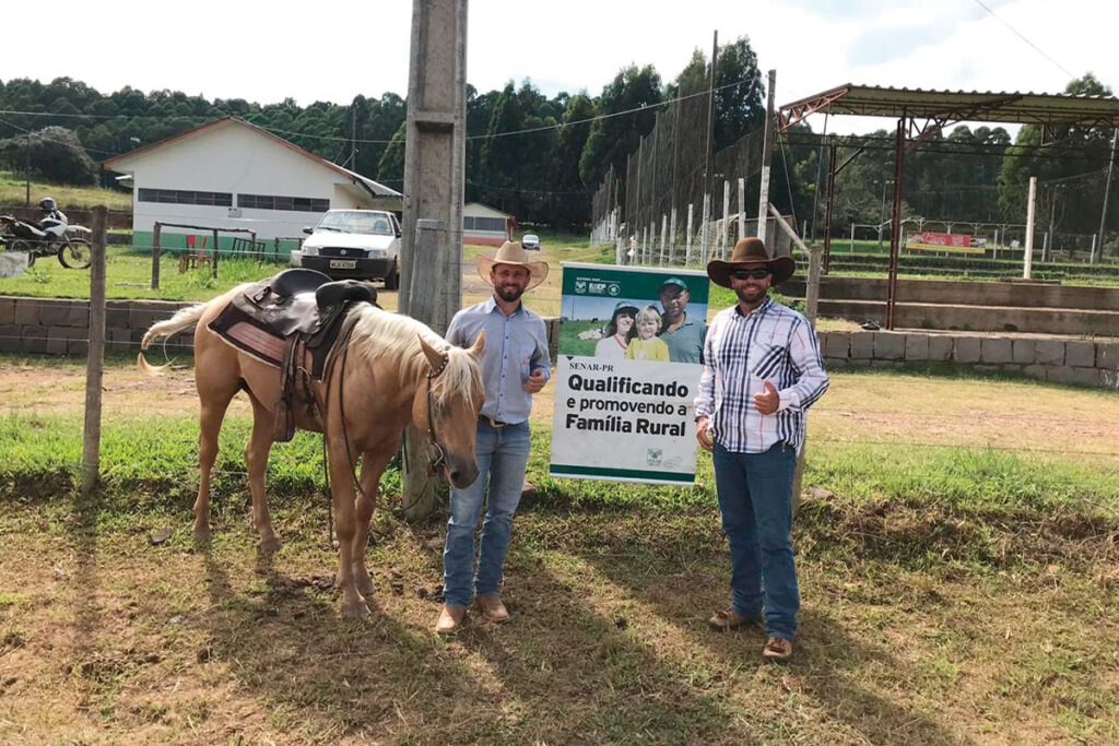 Cavalo sendo treinado com carinho durante o curso de doma do SENAR-PR.
