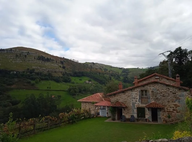 Casa rural El Pilón em La Cavada, Cantabria, cercada pela natureza exuberante.