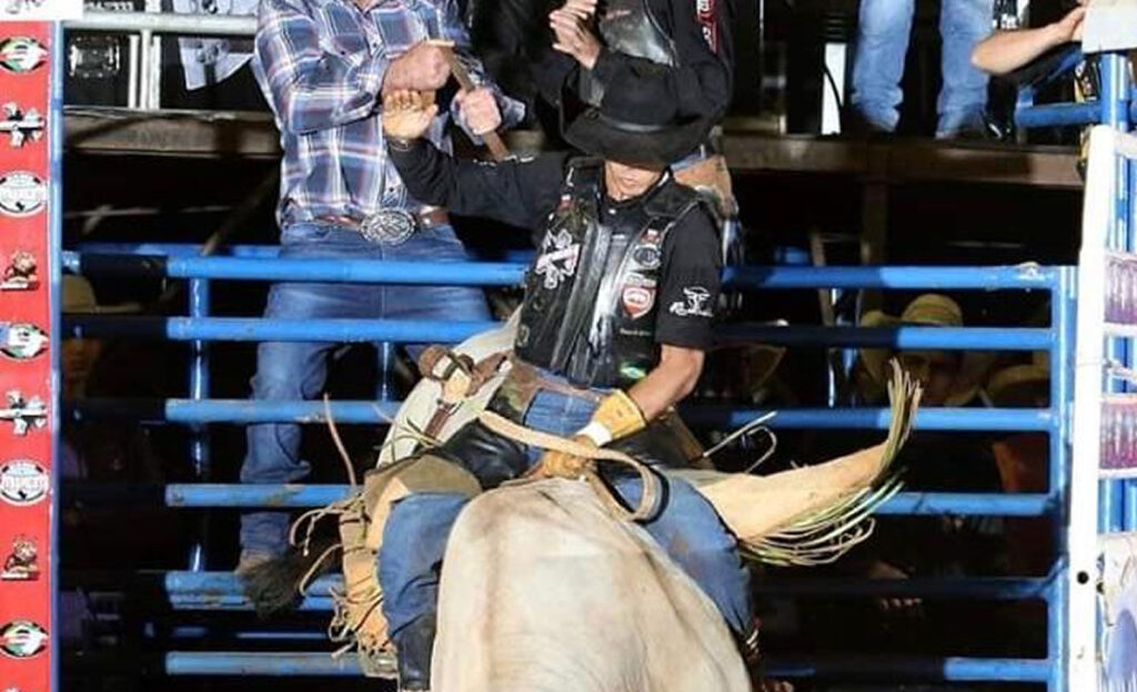 Um peão preparando-se para um rodeio brasileiro, representando a tradição e a cultura cowboy.