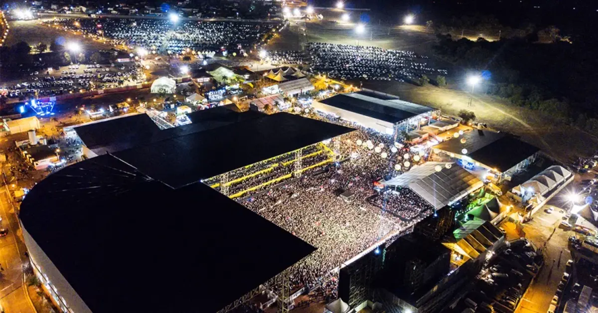 Imagem da Festa do Peão de Americana com cena de rodeio e público animado