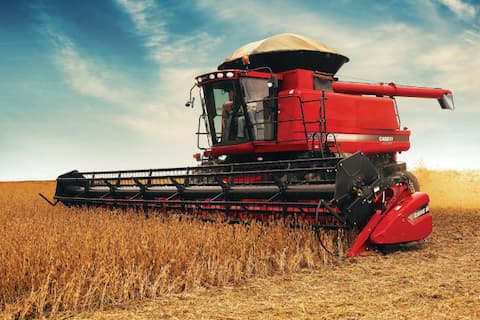 Maquinário agrícola moderno em um campo fértil