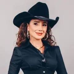 Festa de Rodeio em uma noite animada com vaqueiros e música country ao fundo.