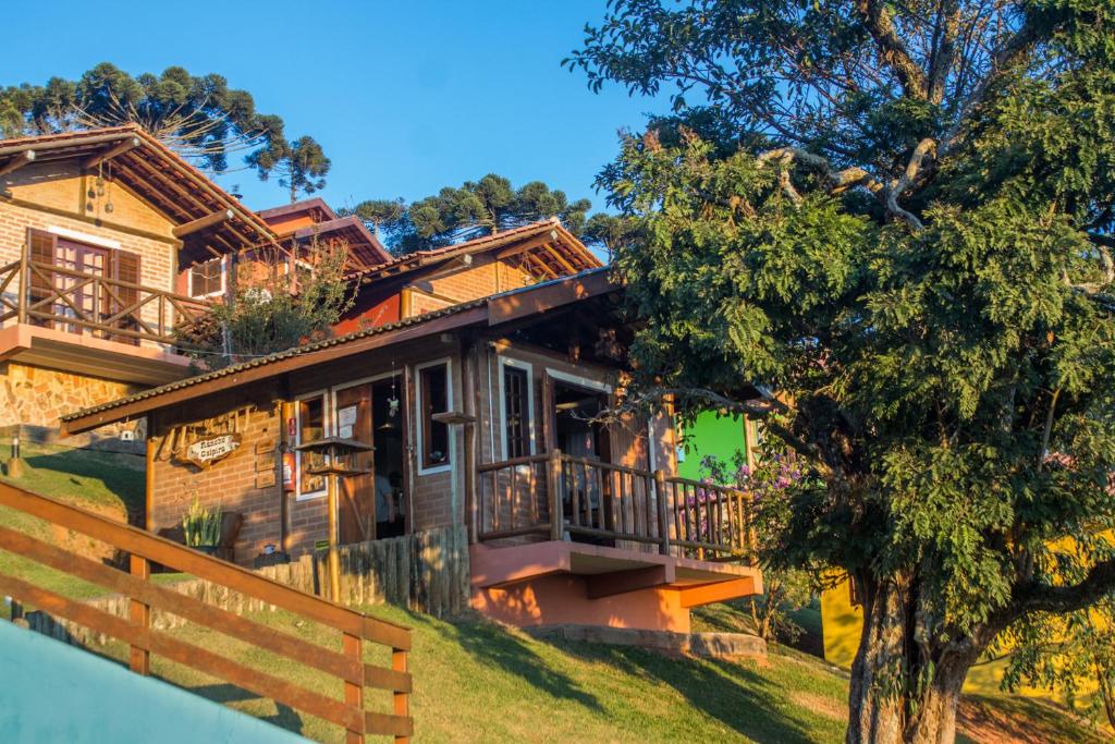 Pousada Chales Rancho Caipira em Santo Antônio do Pinhal, um recanto de conforto na vida rural.