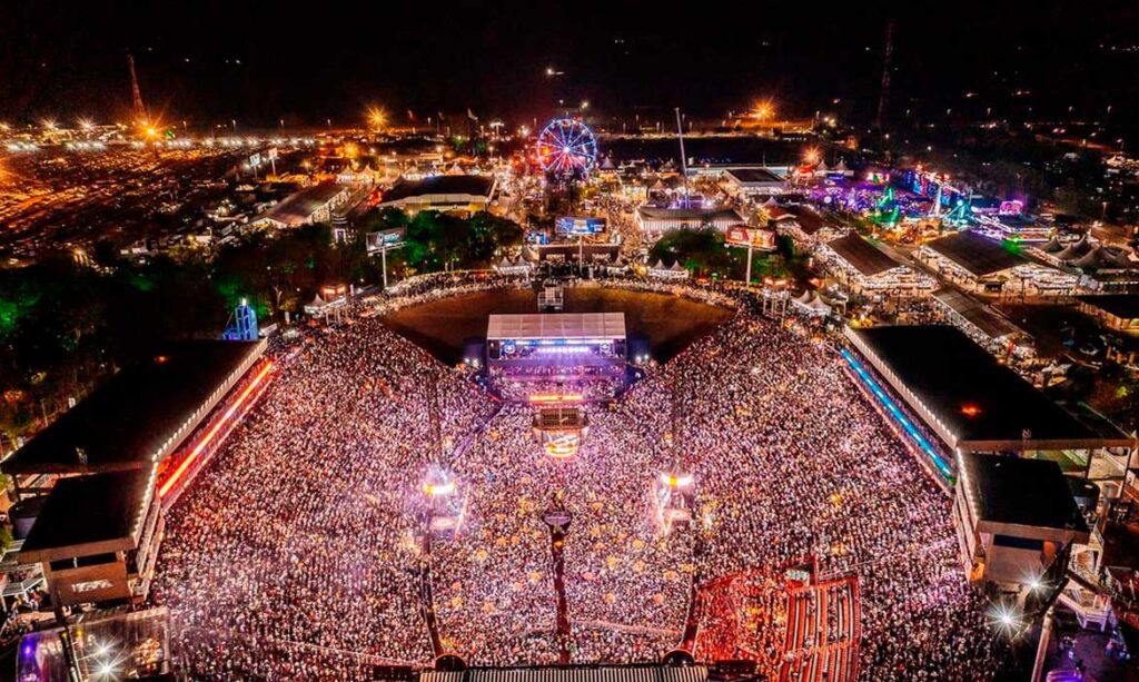 Festa do Peão de Barretos, uma celebração vibrante da cultura country brasileira, com montarias e shows.