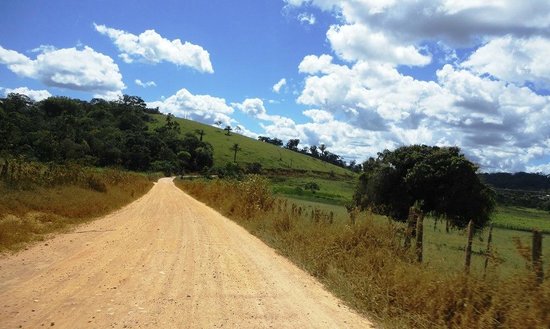 Fazenda Laurena em Ipiaú mostrando as estradas de terra que conectam ao campo.