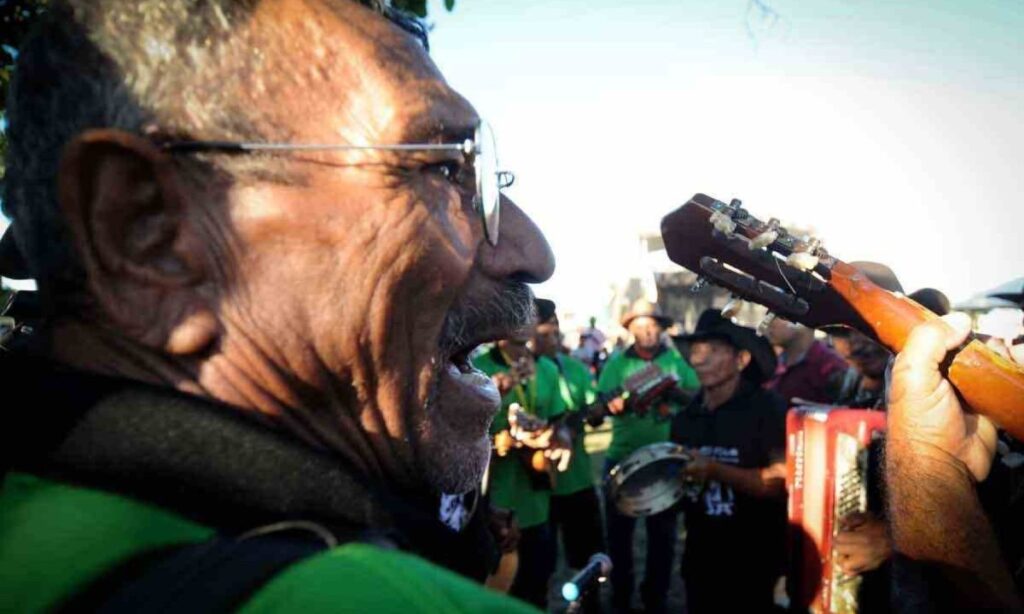 Uma celebração do folclore no sertão de Minas, destacando tradições culturais e a vida rural.