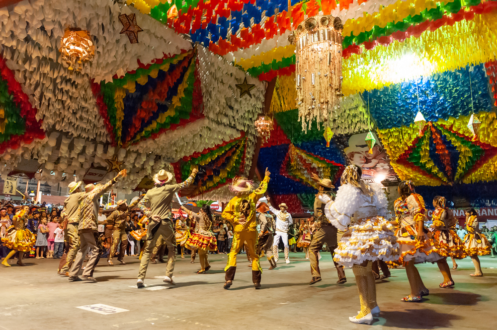 Festa de São João com bandeirinhas coloridas e comidas típicas.