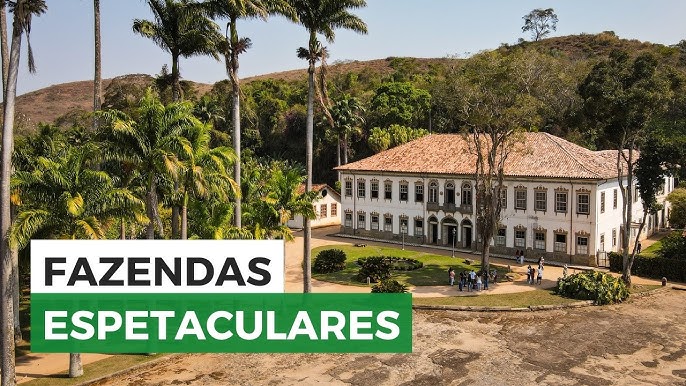 Fazenda histórica no Rio de Janeiro, Brasil, cercada por paisagens rurais deslumbrantes.