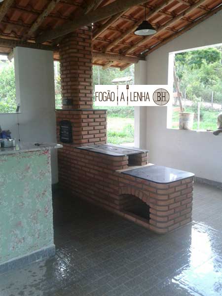 Cozinha caipira com fogão a lenha e pratos tradicionais