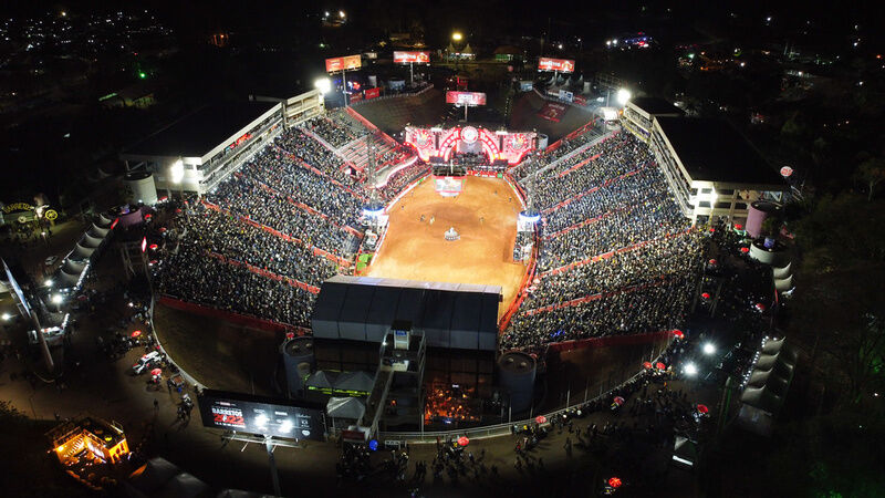 Festa do Peão de Barretos com competições de rodeio e público animado.