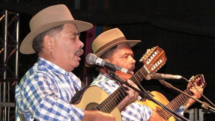 Cultura sertaneja refletida em uma apresentação musical ao ar livre