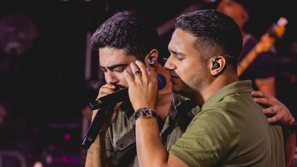 Duplas sertanejas em um show ao ar livre