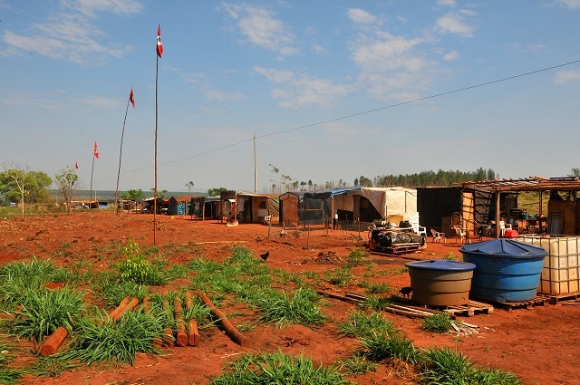 Acampamento rural com experiências de natureza e vida no campo.