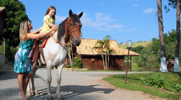 Passeio a cavalo em paisagem rural no interior de São Paulo