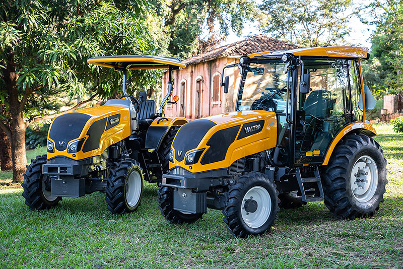 Tratores e Implementos Agrícolas Valtra em um campo rural