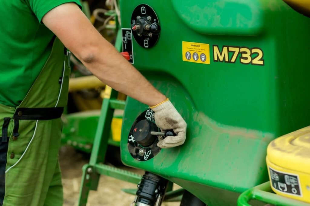 Trator em um campo aberto, simbolizando a importância da manutenção de tratores na agricultura country.