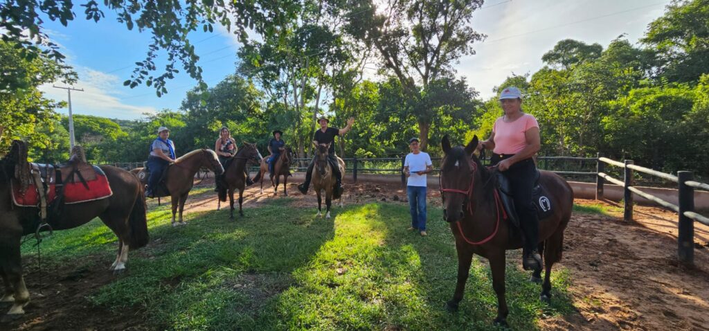 Cavalgadas e eventos equestres em uma paisagem country