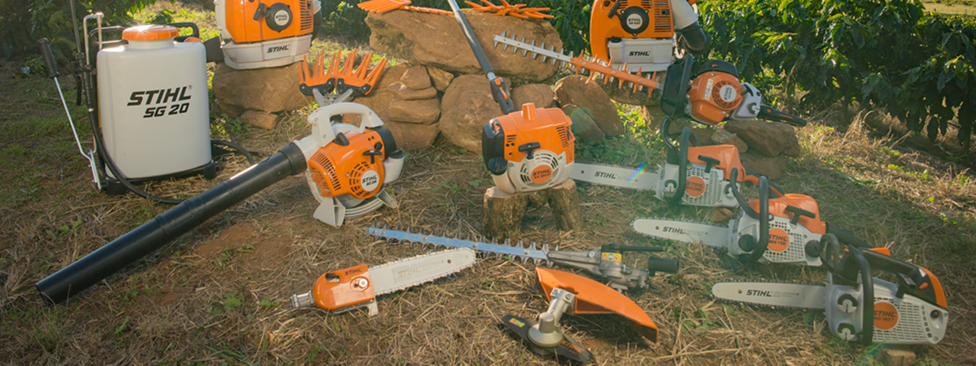 Ferramentas de jardinagem Stihl em um jardim country, destacando a beleza e praticidade do trabalho no campo.