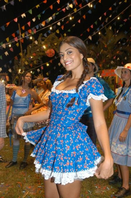 Juliana Paes em trajes country, destacando a tradição e o estilo do vestuário caipira.