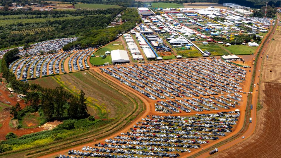 Público desfrutando de um Show Rural no campo, cercado por agroturismo e entretenimento rural.