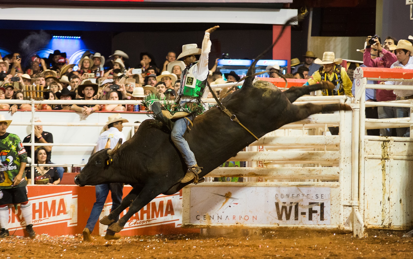 Festeiros vibrando durante um rodeio em uma festa de peão, celebrando as tradições country.