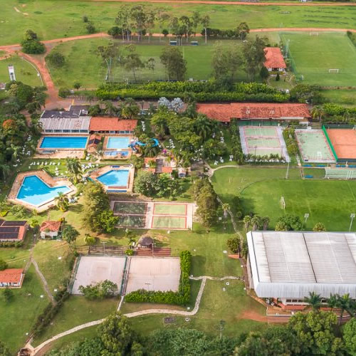 Evento country no Brasília Country Club com música ao vivo e decoração rústica