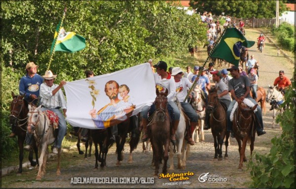 Família participando de uma cavalgada em um cenário campestre