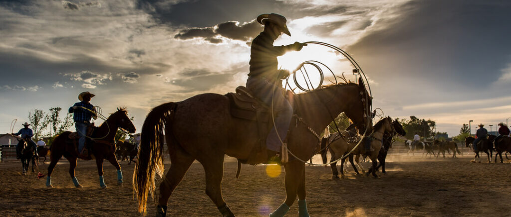 Montaria em cavalos em um rodeio country