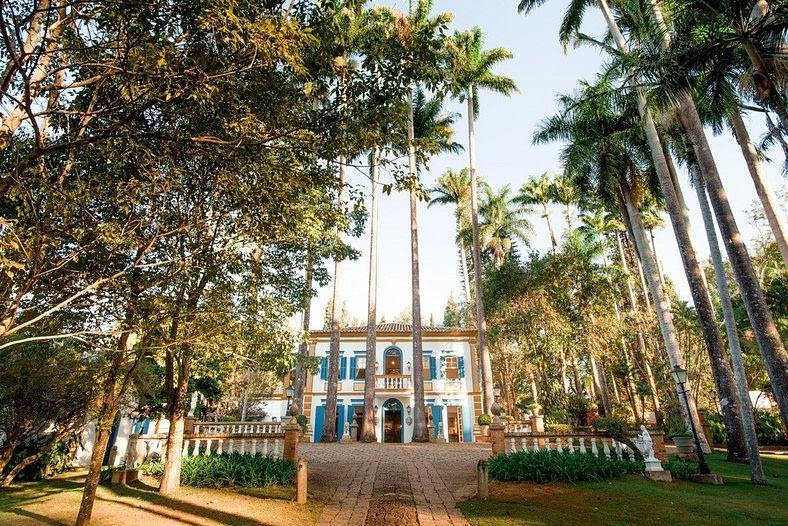 Fazenda histórica em São Paulo com arquitetura colonial e paisagens rurais exuberantes