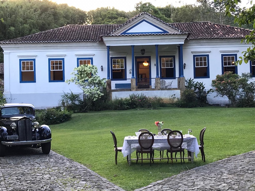 Fazenda de café histórica com paisagens exuberantes, onde se pode observar o cultivo do café.