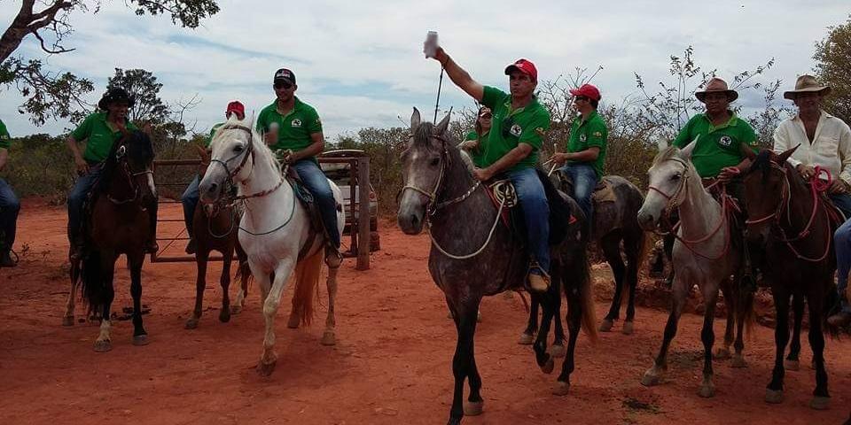 Cavalgada tradicional no interior de Minas, com comitiva de cavaleiros em ação.