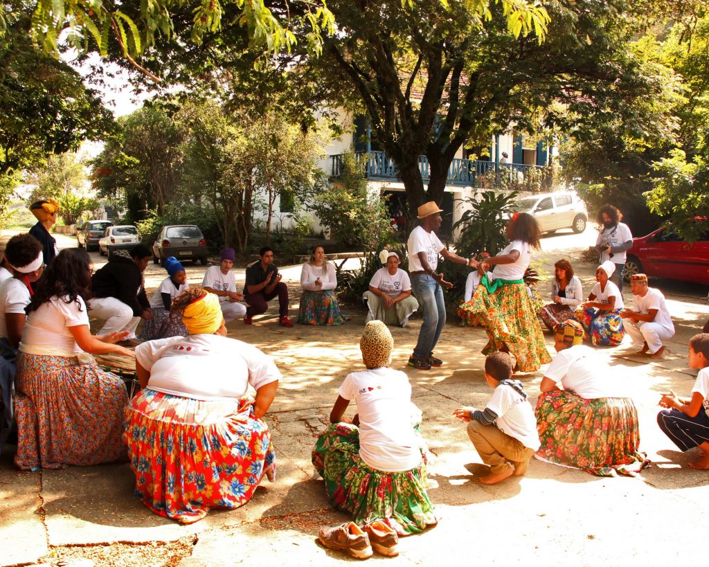 Fazenda tradicional com gado, pastagens verdes e celeiro rústico, representando a cultura country.