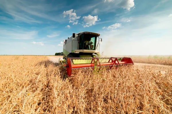 Vista de uma moderna fazenda agropecuária com tecnologia avançada.