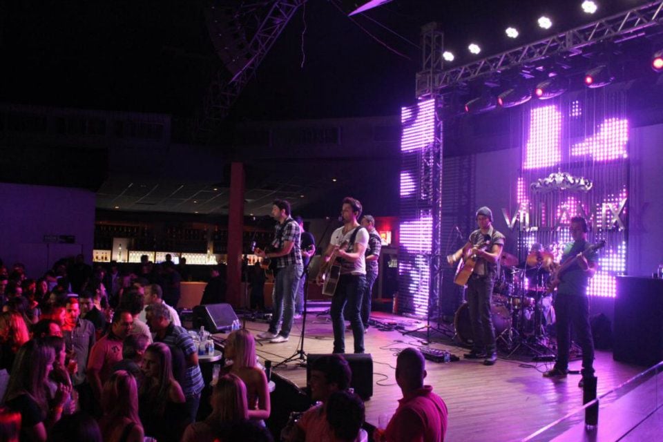 Show sertanejo em São Paulo com artistas de destaque.