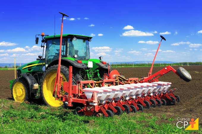 Equipamentos de Fazenda: Diversos instrumentos e maquinários utilizados na vida rural.