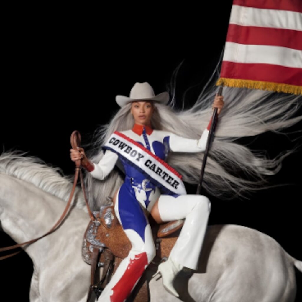 Beyoncé vestida em estilo country, incorporando a cultura cowboy.