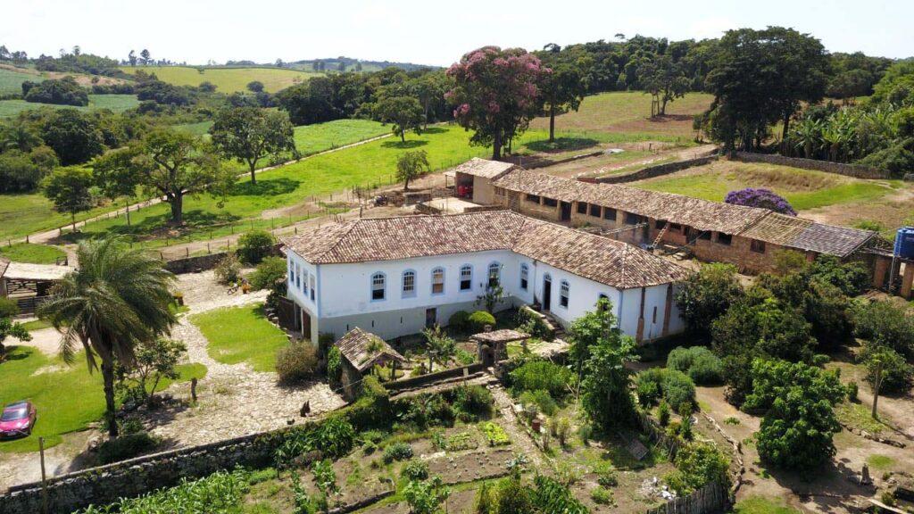 Uma vista panorâmica da Fazenda da Pedra, destacando suas paisagens naturais e tranquilidade do turismo rural em Lagoa Dourada, MG.