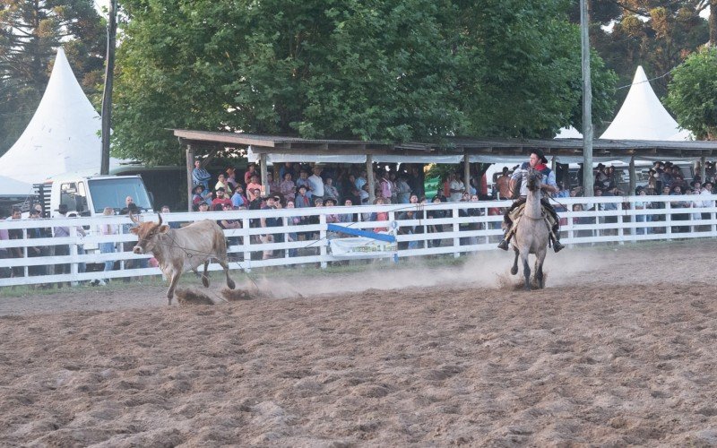 Competição de Rodeio em Canela com cowboys mostrando suas habilidades com cavalos.