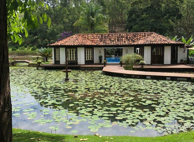 Fazendas históricas do Brasil em um ambiente rural com arquitetura colonial e paisagens do Vale do Café.