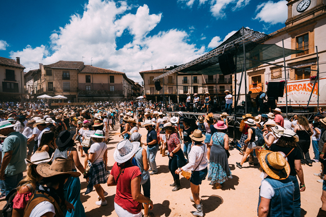 Festival de Música Country Huercasa em Riaza 2024, com multidões vibrando ao som de grandes artistas country.